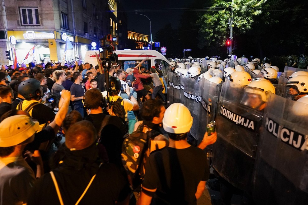 Farkasszemet néztek a tüntetők a rohamrendőrökkel / Fotó: Profimedia